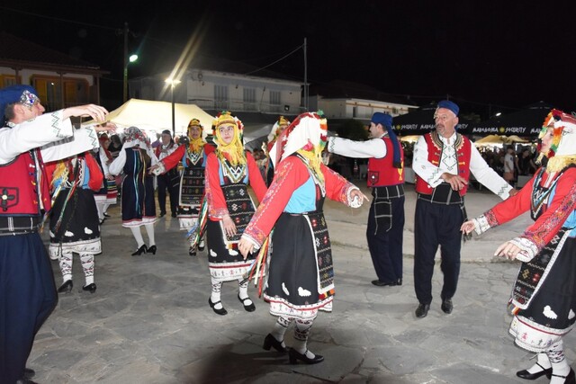 Εντυπωσίασαν οι Λαογραφικοί Σύλλογοι της Νάουσας στην 10η Εμποροπανήγυρη Κοπανού (φωτο)